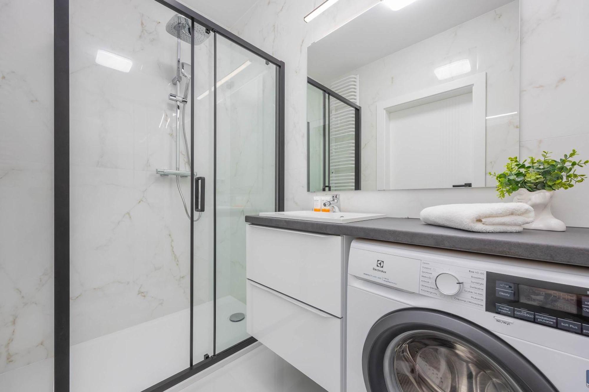 Apartment Elegant In With Parking And Desk For Remote Work By Renters *