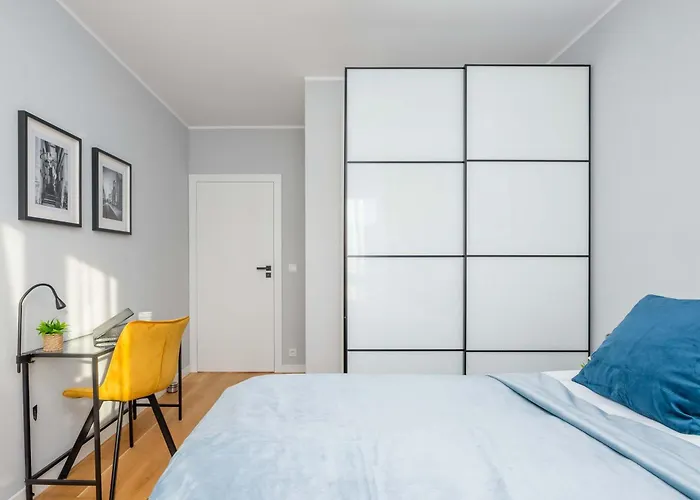 Elegant Apartment In Warsaw With Parking And Desk For Remote Work By Noclegi Renters