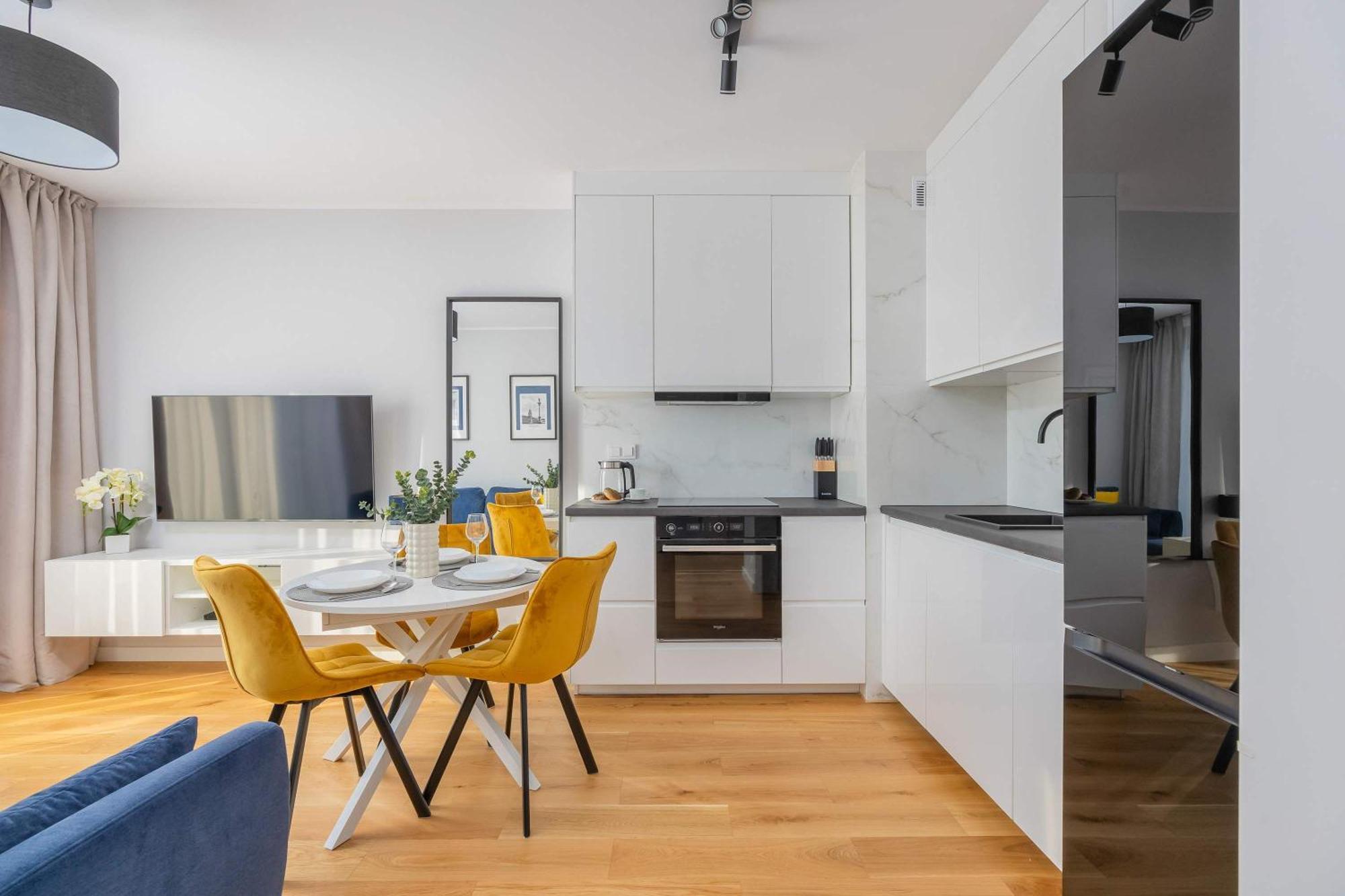 Apartment Elegant In With Parking And Desk For Remote Work By Renters