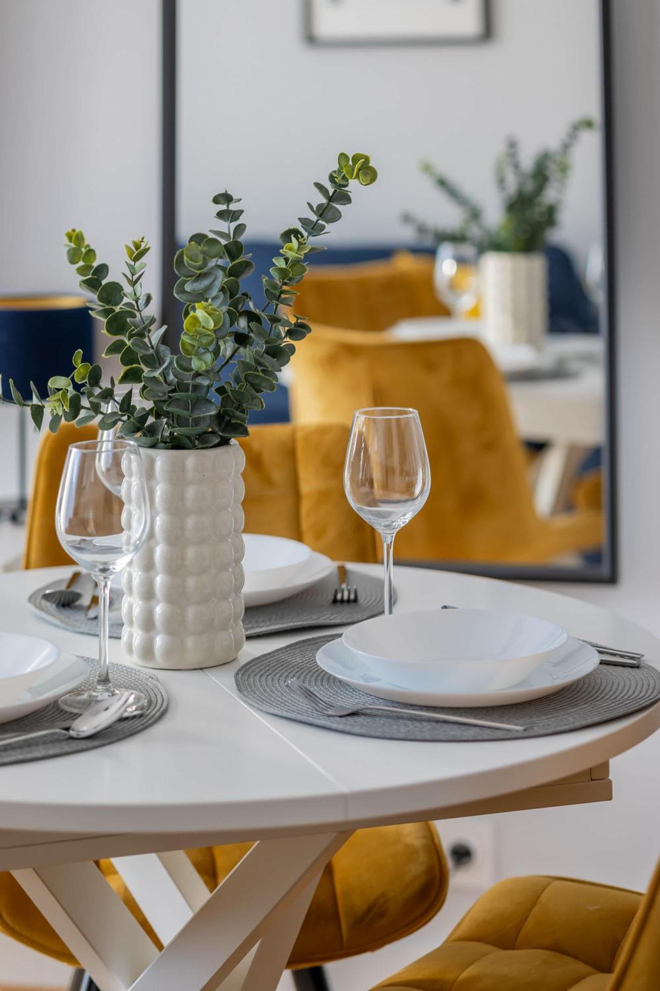 Elegant In With Parking And Desk For Remote Work By Renters Apartment *